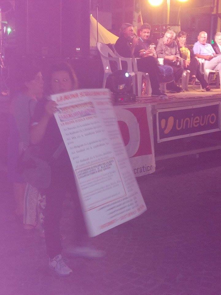 la nostra protesta sotto il palco della Festa dell'Unità a cz lido