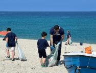 San Ferdinando: in 100 per ripulire la spiaggia insieme all’Associazione Plastic Free Onlus