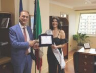 Giannetta consegna targa a Miss Mondo Calabria 2023